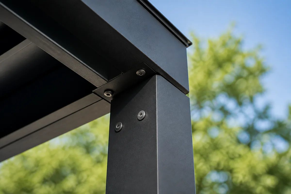 Détail de la jonction entre un poteau aluminium gris anthracite et la poutre de toiture d&rsquo;un carport, vue en contre-plongée